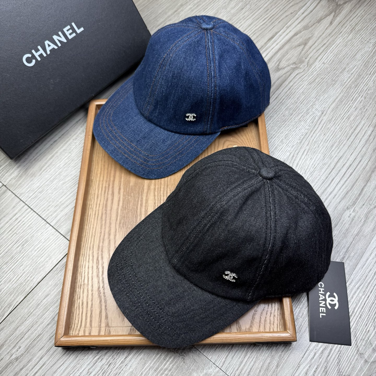 NO:356482,Special offer.C home.Chanel 2025 new product with diamond base cap!  It continues Chanel's usual simple and simple style, restrained and implicit but full of enthusiasm!  Authentic mold opening, very versatile, universal for both men and women!  Dear ones, please see the details!  The car line is neat!  High temperature printing!  Breathable and comfortable inner!  The color matching is simple and elegant!  !  Hat Straw Hat Fisherman Hat Baseball Hat, Hats, Chanel, Chanel, espadrilles, hats特价.C家.Chanel 2025新品带钻鸭舌帽！延续了chanel一贯的素雅简约的风格,内敛含蓄却又热情洋溢！正品开模、非常百搭、男女通用！亲们可以看细节！车线整齐！高温印花！透气舒适内里！颜色搭配简约大方！！帽子草帽渔夫帽棒球帽,帽子,chanel,chanel,espadrilles,hats,hat