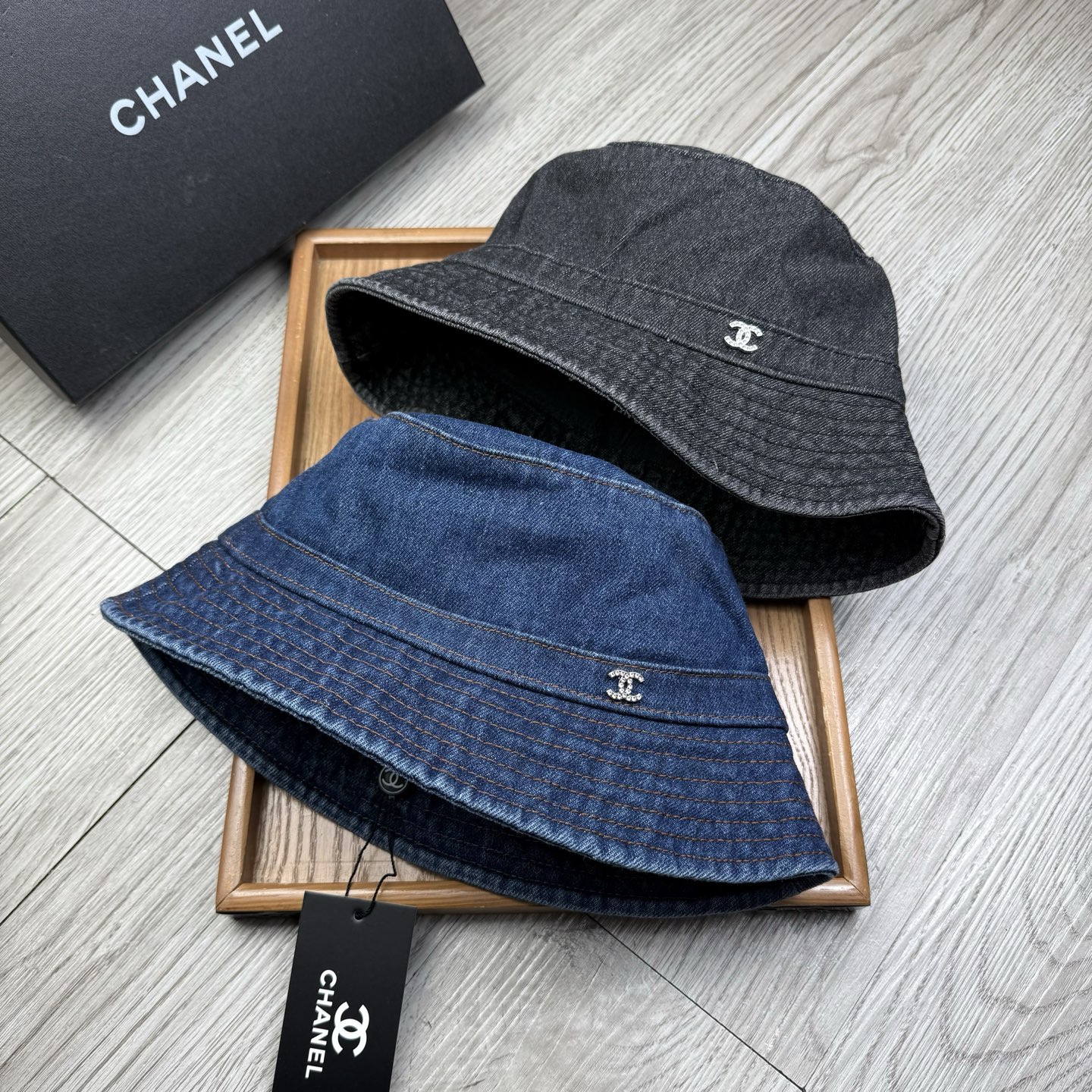 NO:356496,Special offer.C home. Xiangxiang Fisherman's hat!  It is really NO.1 in the classic. The beautiful colors are very easy to match. Whether it is the cool style or the gentle long skirt, it is very suitable!  The number one trend of hats this year is definitely the fisherman’s hat!  This year's fisherman's hats are full of charm!  Authentic mold opening, very versatile, universal for both men and women!  Dear ones, please see the details!  The car line is neat!  High temperature printing!  Breathable and comfortable inner!  The color matching is simple and elegant!  !  Hat Straw Hat Fisherman Hat Baseball Hat, Hats, Chanel, espadrilles, skirts, hats特价.C家.香香渔夫帽！真的是经典中的NO.1,绝美的颜色非常好搭配,不管是酷飒的风格还是温婉的长裙都非常合适！今年帽子第一流行趋势绝对是渔夫帽！今年的渔夫帽满目玲琅！正品开模、非常百搭、男女通用！亲们可以看细节！车线整齐！高温印花！透气舒适内里！颜色搭配简约大方！！帽子草帽渔夫帽棒球帽,帽子,chanel,espadrilles,skirts,hats,hat