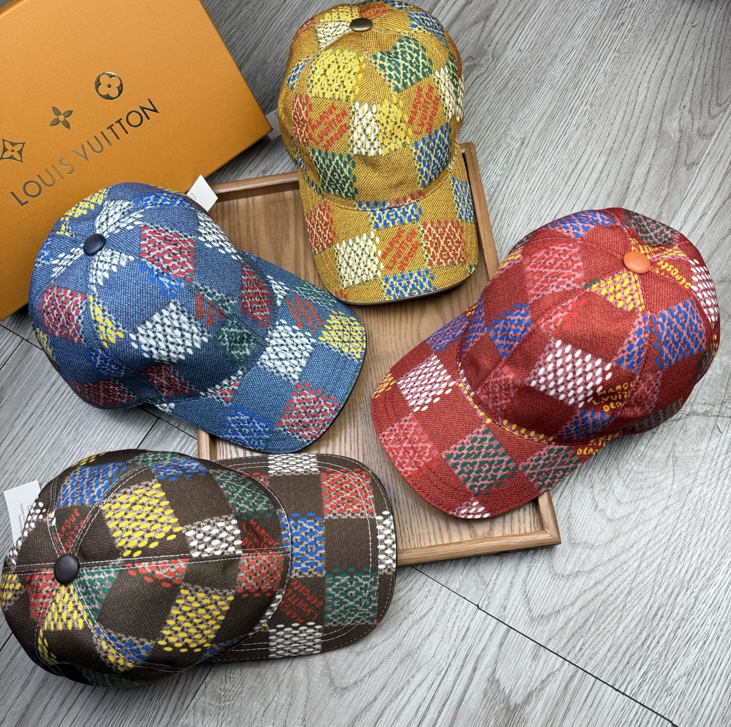 NO:360459,.L Home.【Super A Quality】Latest Model!  Fashion trend, high-end workmanship!  Every hat is made with care!  Oxford material!  First layer of cowhide!  It is equipped with a box, dust bag, extraordinary quality, and details are also very important. Leather cap nails, leather adjustment belt!  Hat Straw Hat Fisherman Hat Baseball Hat, Hats, louis vuitton, espadrilles, cowhide, hats.L家.【超A品质】最新款！时尚潮流,高端做工！每一个帽子都是用心之作！牛津材质！头层牛皮！配盒子、防尘袋、非一般的品质,细节也很重要.真皮帽钉,真皮调节带！帽子草帽渔夫帽棒球帽,帽子,louis vuitton,espadrilles,cowhide,hats,hat