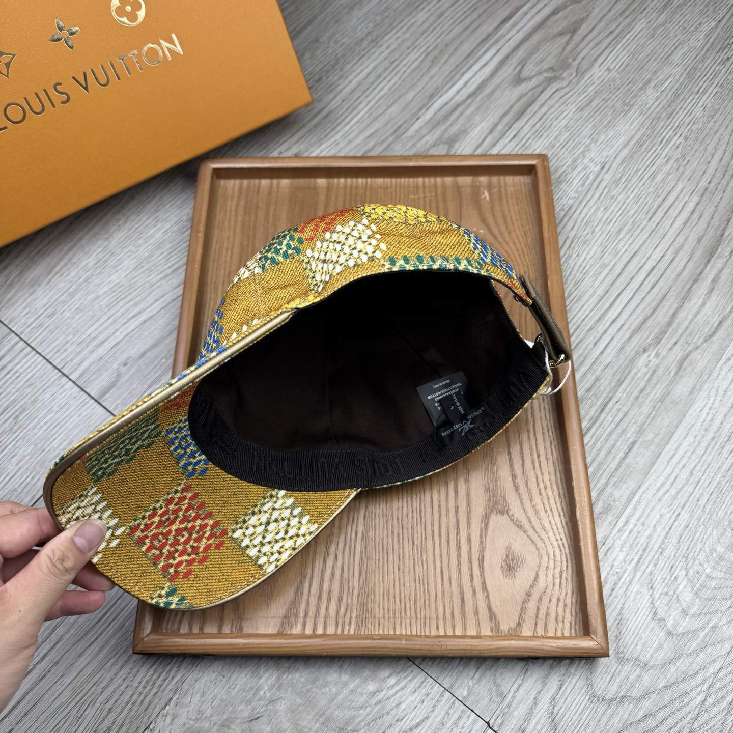 🌹。L家。【超A品质】最新款！时尚潮流，高端做工！每一个帽子都是用心之作！牛津材质！头层牛皮！配盒子、防