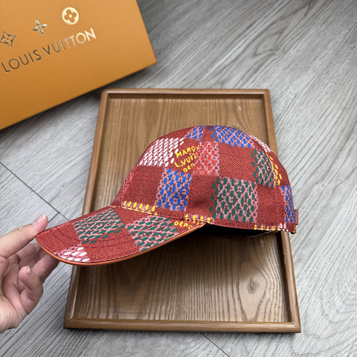 🌹。L家。【超A品质】最新款！时尚潮流，高端做工！每一个帽子都是用心之作！牛津材质！头层牛皮！配盒子、防