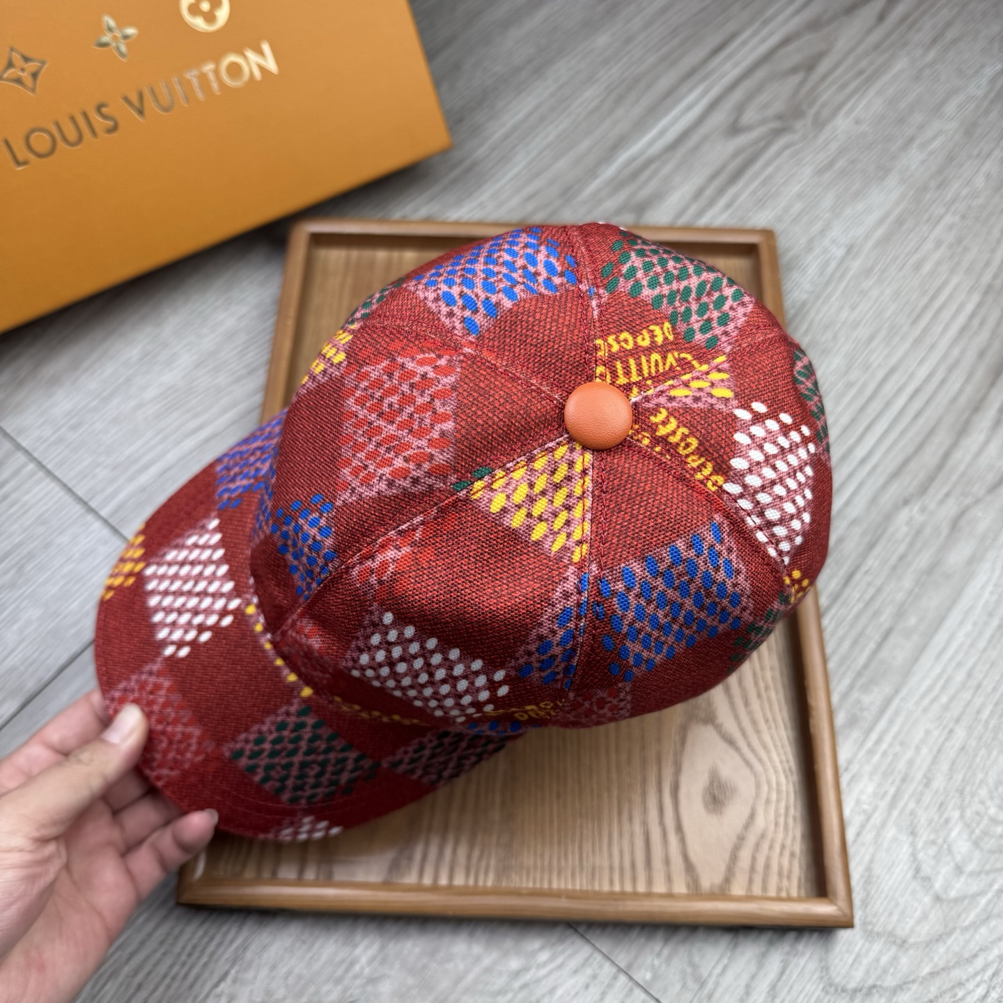 🌹。L家。【超A品质】最新款！时尚潮流，高端做工！每一个帽子都是用心之作！牛津材质！头层牛皮！配盒子、防