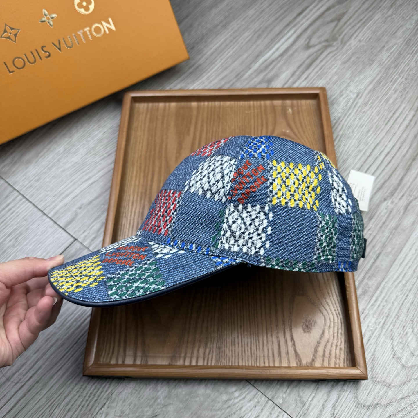 🌹。L家。【超A品质】最新款！时尚潮流，高端做工！每一个帽子都是用心之作！牛津材质！头层牛皮！配盒子、防