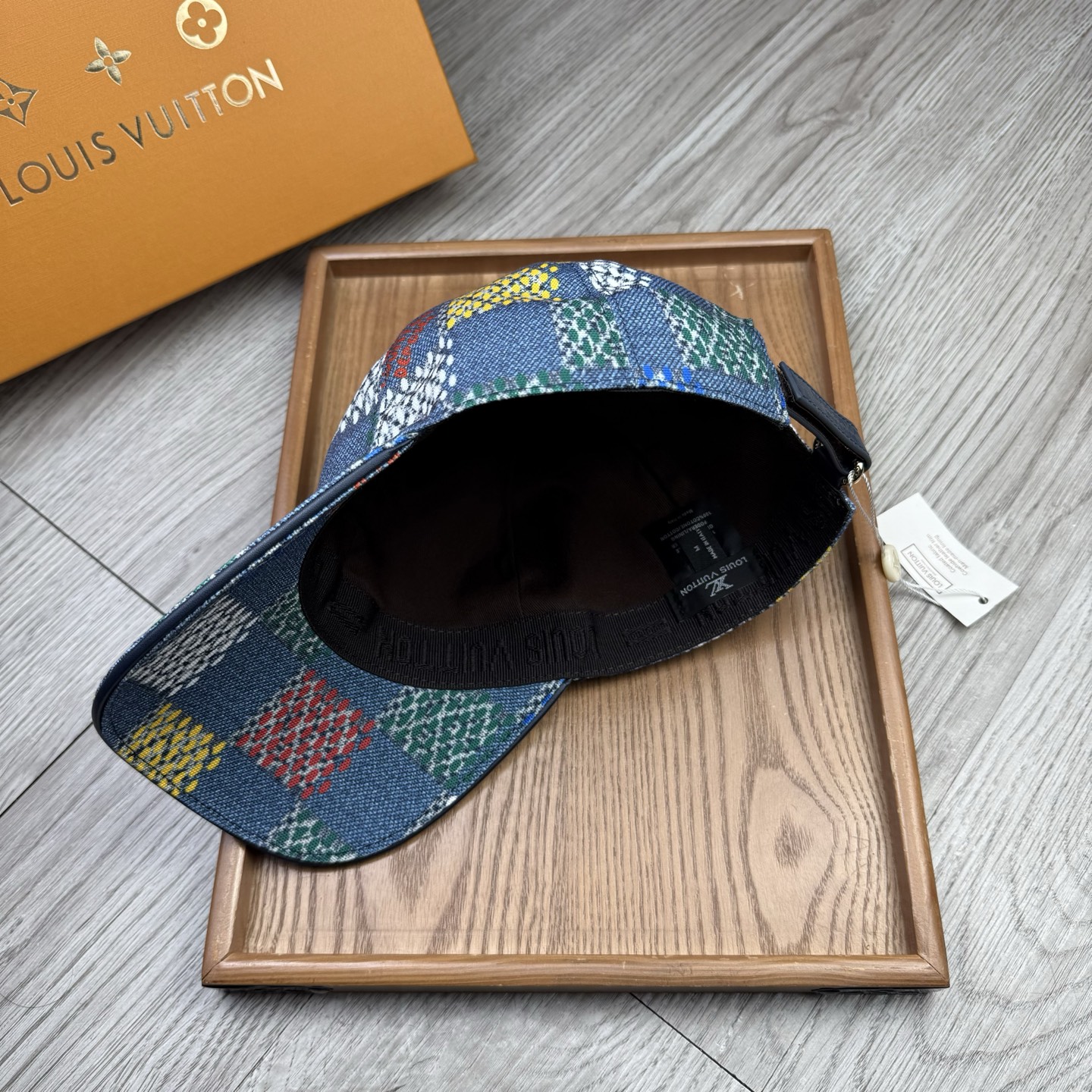 🌹。L家。【超A品质】最新款！时尚潮流，高端做工！每一个帽子都是用心之作！牛津材质！头层牛皮！配盒子、防