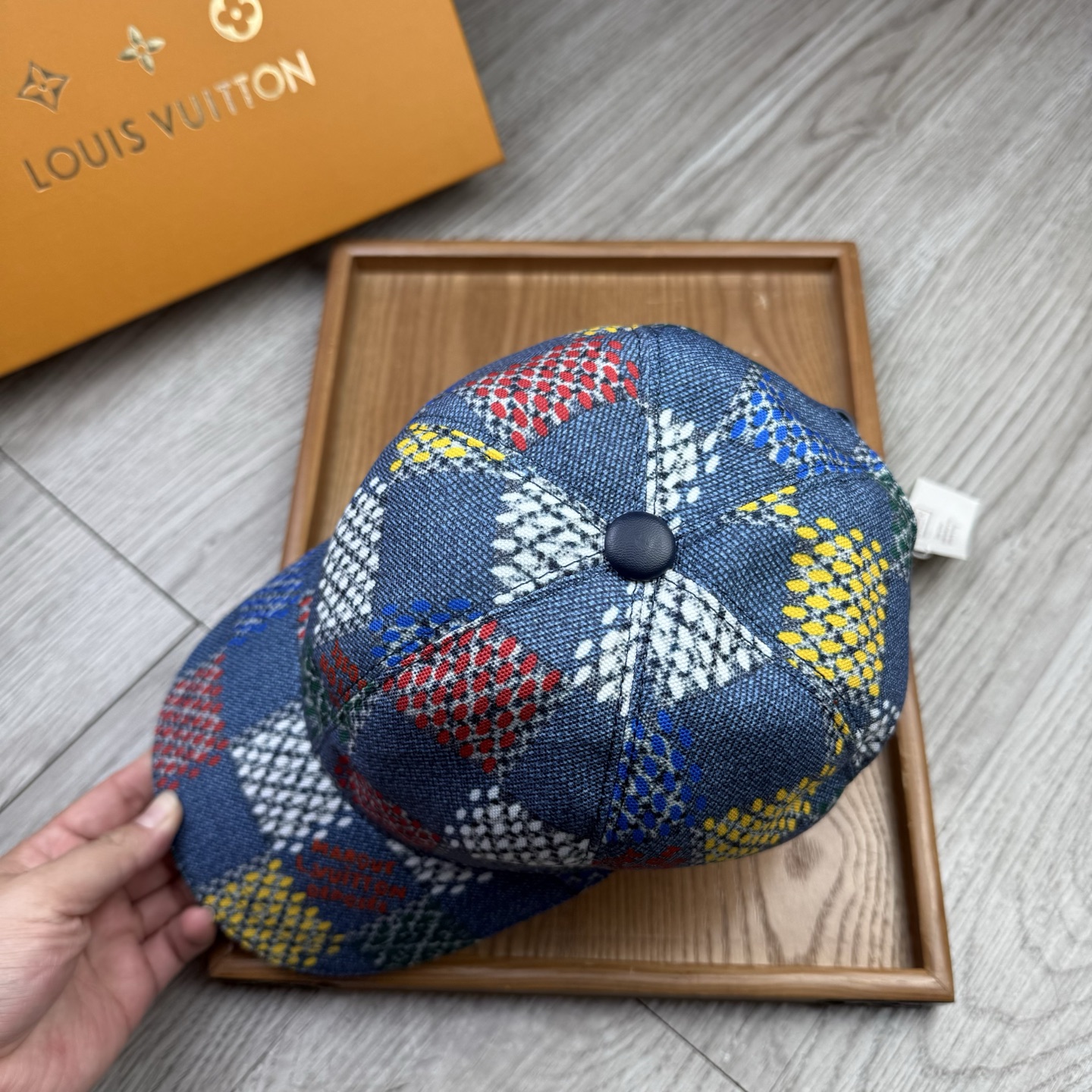 🌹。L家。【超A品质】最新款！时尚潮流，高端做工！每一个帽子都是用心之作！牛津材质！头层牛皮！配盒子、防