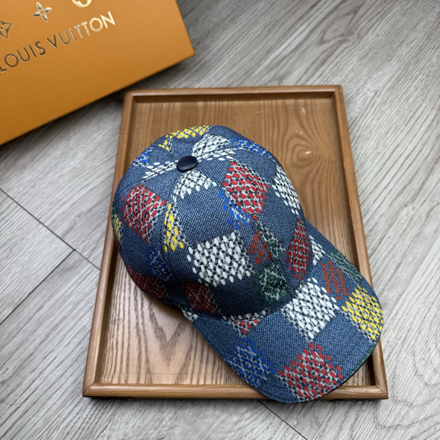 🌹。L家。【超A品质】最新款！时尚潮流，高端做工！每一个帽子都是用心之作！牛津材质！头层牛皮！配盒子、防