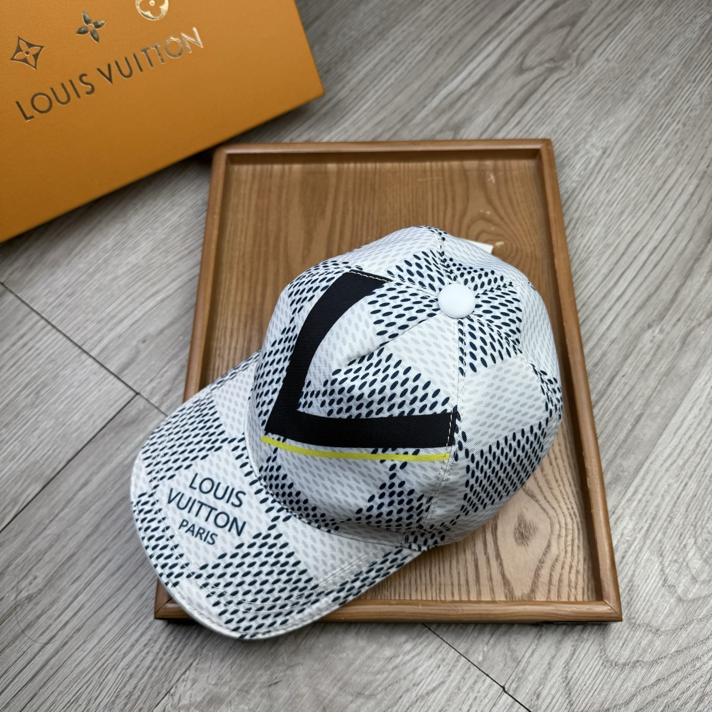 🌹。L家。【超A品质】最新款！时尚潮流，高端做工！每一个帽子都是用心之作！牛津材质！头层牛皮！配盒子、防