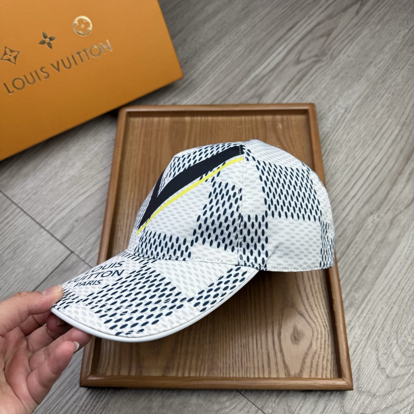 🌹。L家。【超A品质】最新款！时尚潮流，高端做工！每一个帽子都是用心之作！牛津材质！头层牛皮！配盒子、防