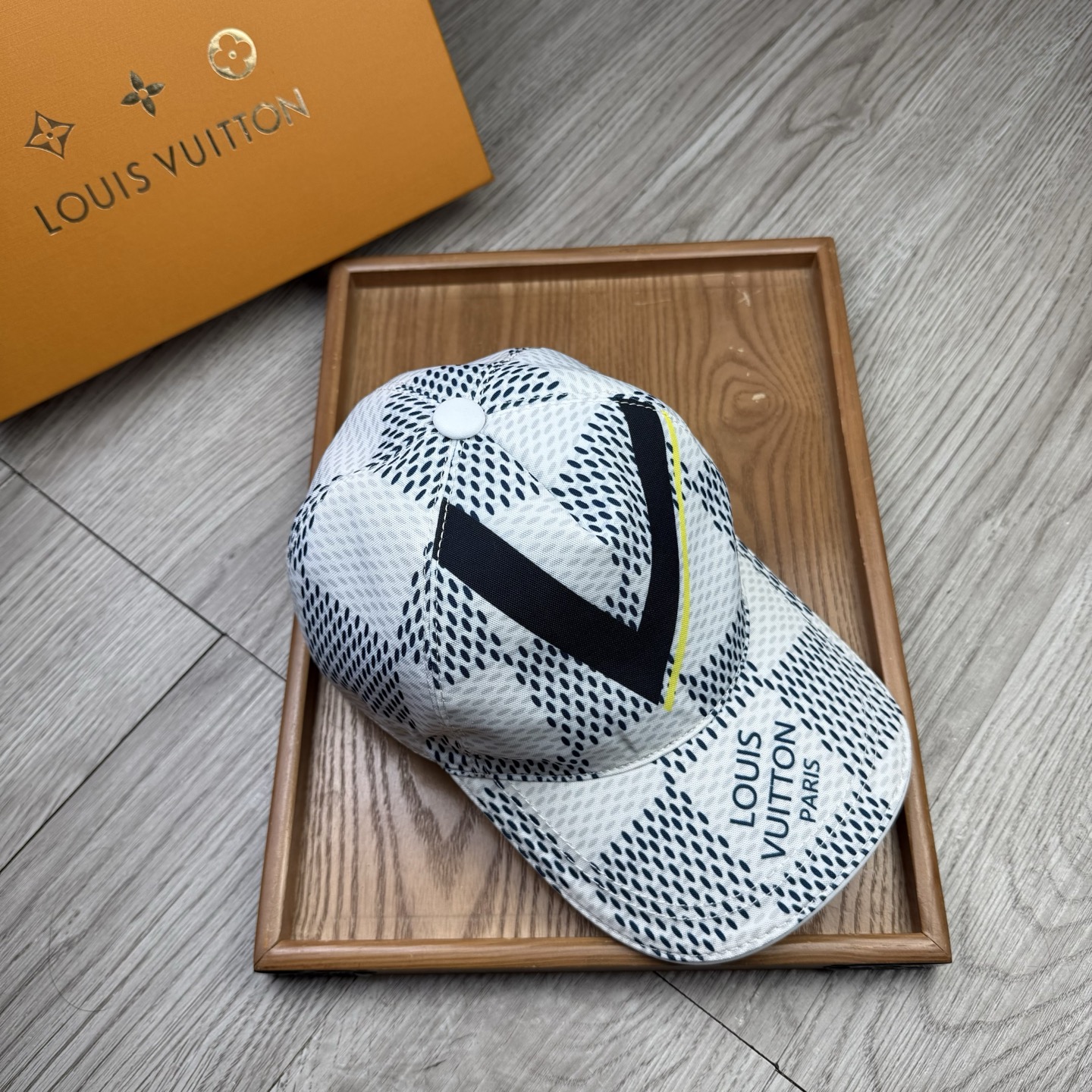 🌹。L家。【超A品质】最新款！时尚潮流，高端做工！每一个帽子都是用心之作！牛津材质！头层牛皮！配盒子、防