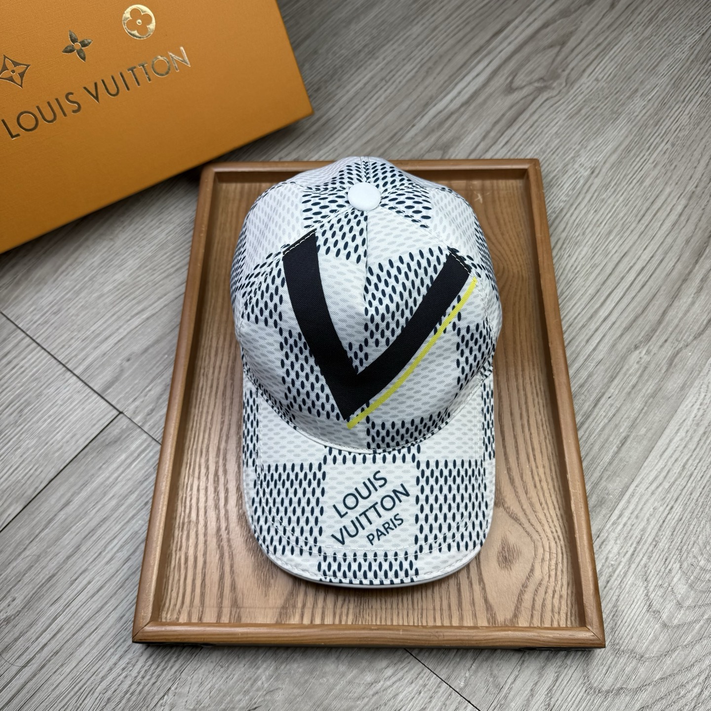 🌹。L家。【超A品质】最新款！时尚潮流，高端做工！每一个帽子都是用心之作！牛津材质！头层牛皮！配盒子、防