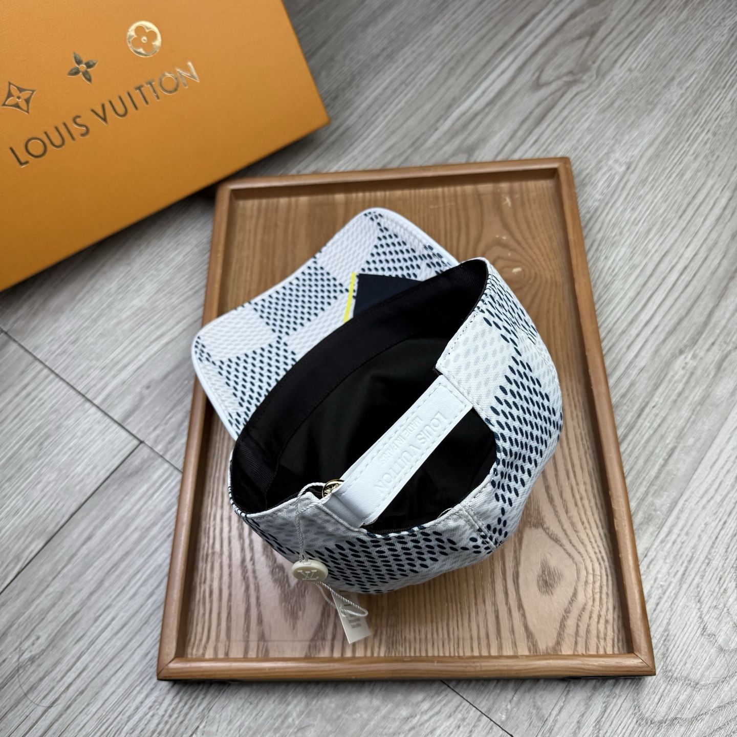 🌹。L家。【超A品质】最新款！时尚潮流，高端做工！每一个帽子都是用心之作！牛津材质！头层牛皮！配盒子、防