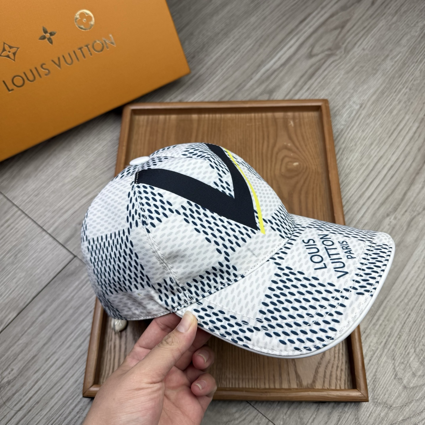 🌹。L家。【超A品质】最新款！时尚潮流，高端做工！每一个帽子都是用心之作！牛津材质！头层牛皮！配盒子、防