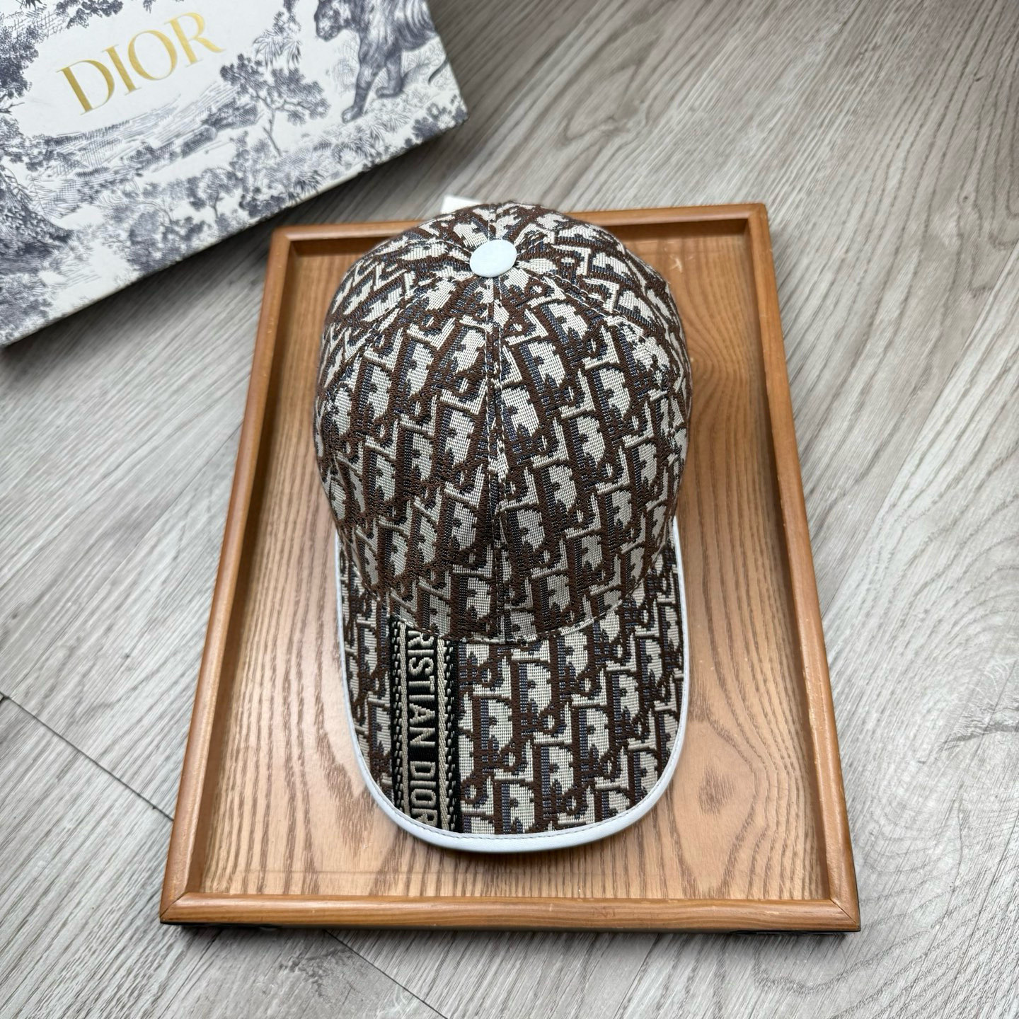 NO:359824,.D Home. Frontier Webbing Model [Super A Quality] Latest Model!  Fashion trend, high-end workmanship!  Every hat is made with care!  Oxford material!  First layer of cowhide!  Fitted with a box and dust bag!  Extraordinary quality, details are also very important. Leather cap nails, leather adjustment belt!  Hat straw hat fisherman hat baseball hat, hat, dior, espadrilles, cowhide, hats.D家.前沿织带款【超A品质】最新款！时尚潮流,高端做工！每一个帽子都是用心之作！牛津材质！头层牛皮！配盒子、防尘袋！非一般的品质,细节也很重要.真皮帽钉,真皮调节带！帽子草帽渔夫帽棒球帽,帽子,dior,espadrilles,cowhide,hats,hat