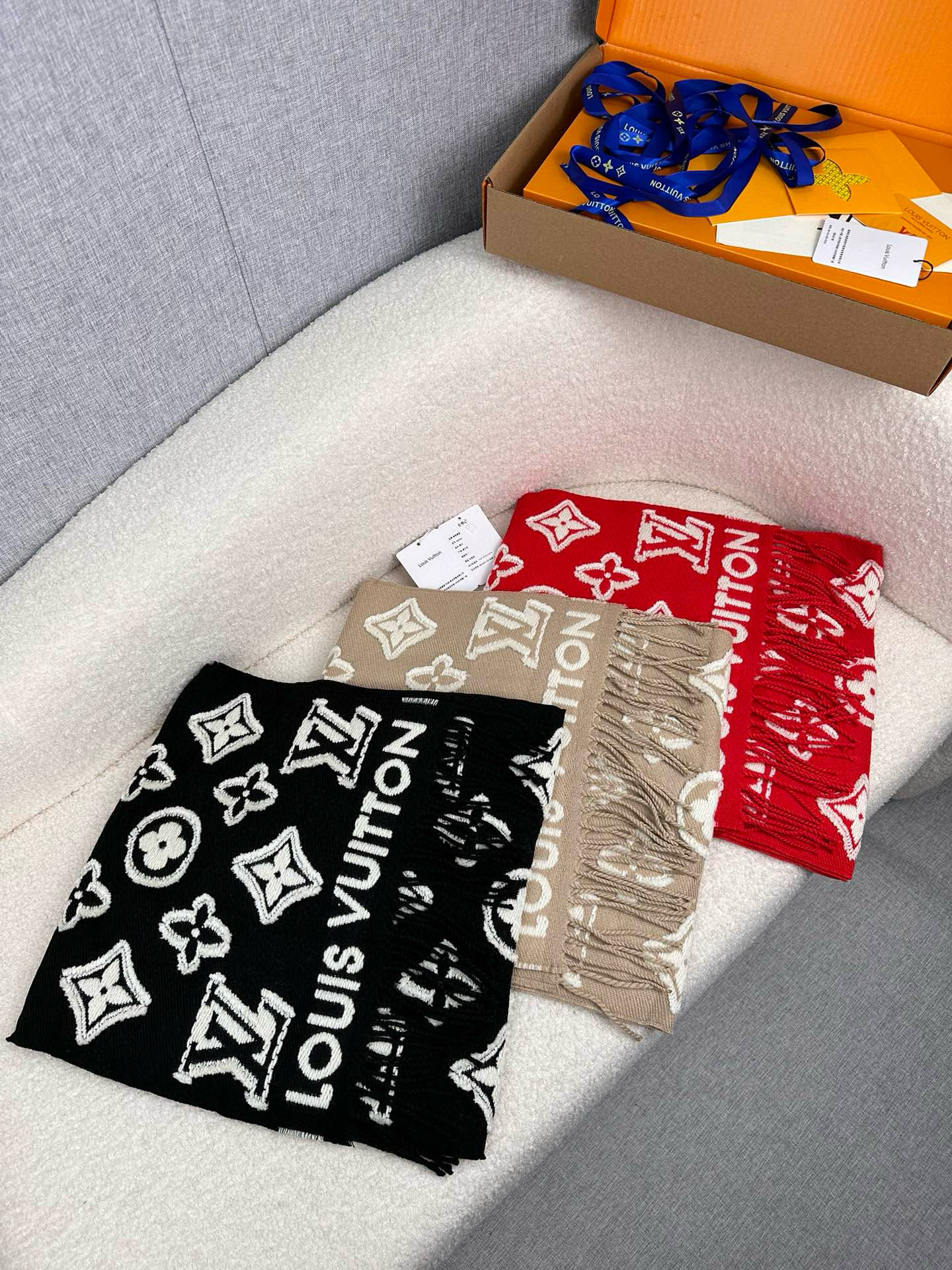 。L家。绝美剪花镶嵌贴片工艺。真的绝美！今年最大工程的一个设计款！重工制造！细节决定品质！上身效果就是主
