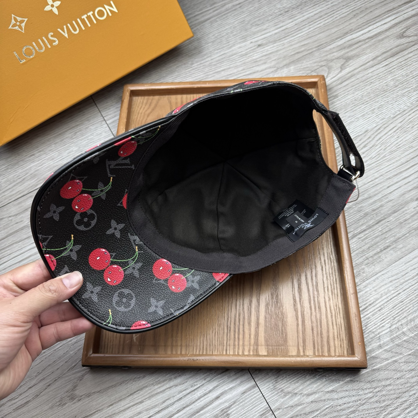 🌹。L家。【超A品质】最新款！时尚潮流，高端做工！每一个帽子都是用心之作！牛津材质！头层牛皮！配盒子、防