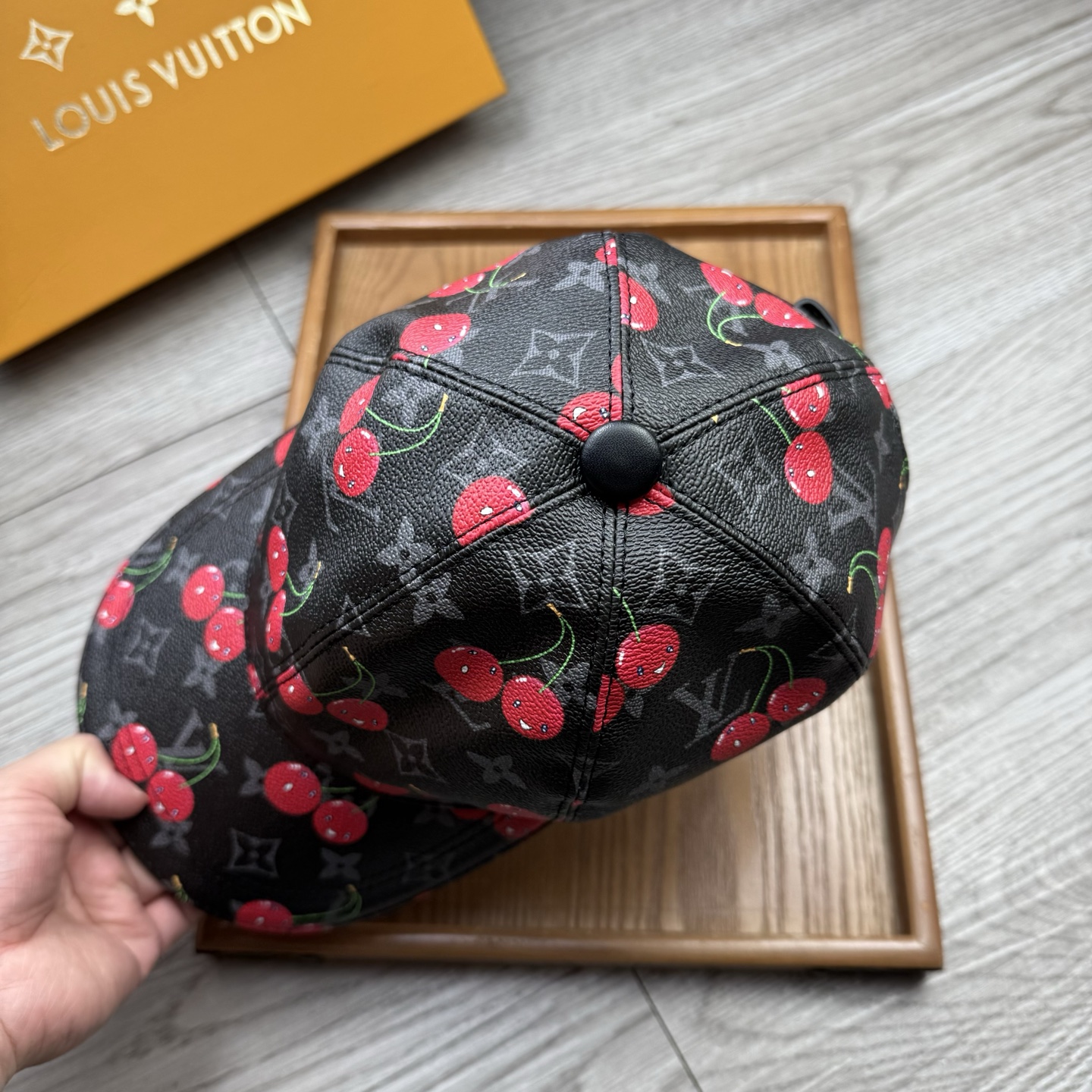 🌹。L家。【超A品质】最新款！时尚潮流，高端做工！每一个帽子都是用心之作！牛津材质！头层牛皮！配盒子、防