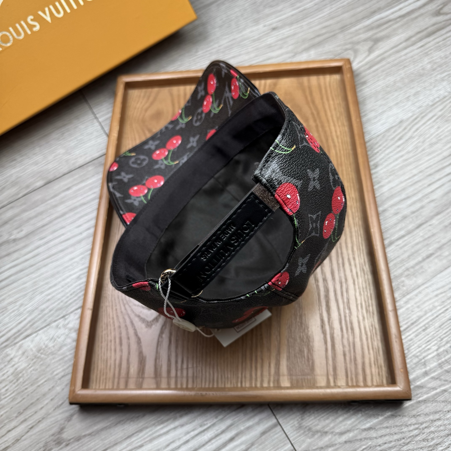 🌹。L家。【超A品质】最新款！时尚潮流，高端做工！每一个帽子都是用心之作！牛津材质！头层牛皮！配盒子、防