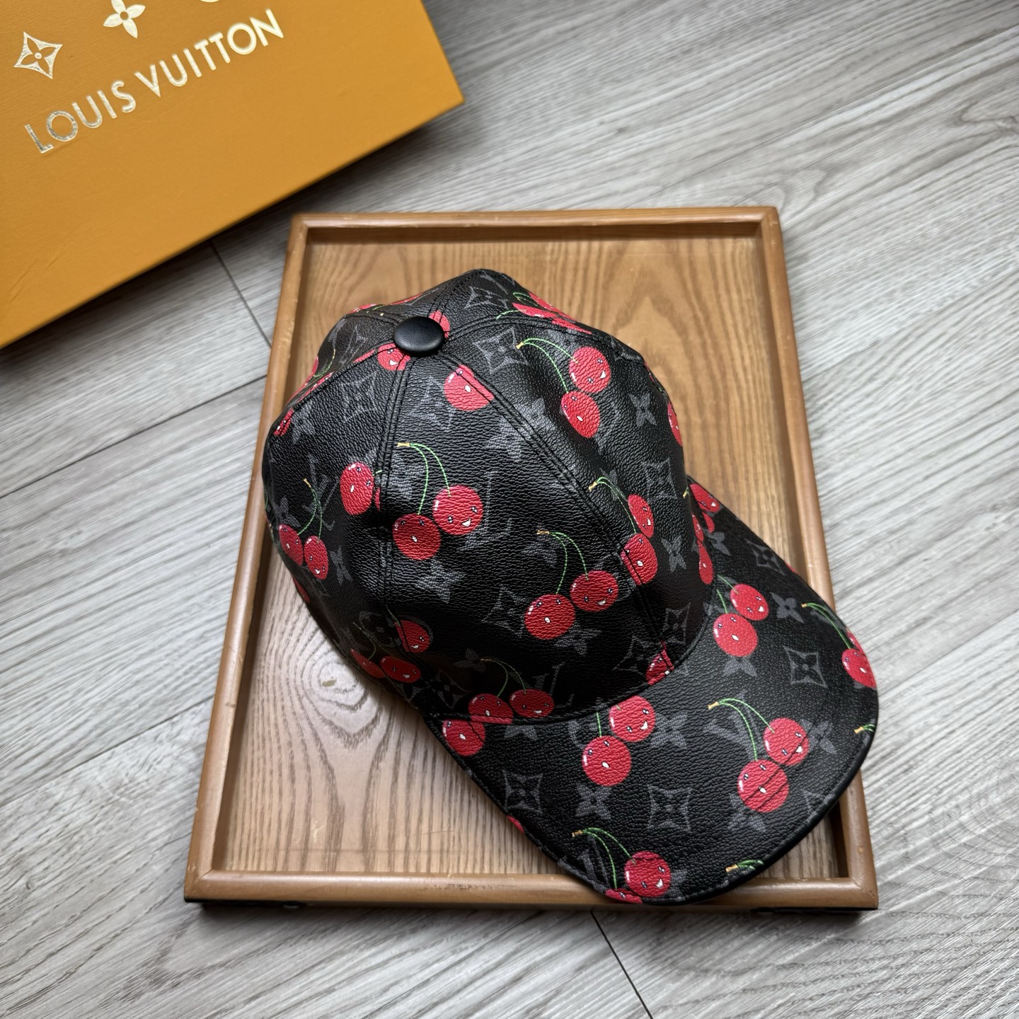 🌹。L家。【超A品质】最新款！时尚潮流，高端做工！每一个帽子都是用心之作！牛津材质！头层牛皮！配盒子、防