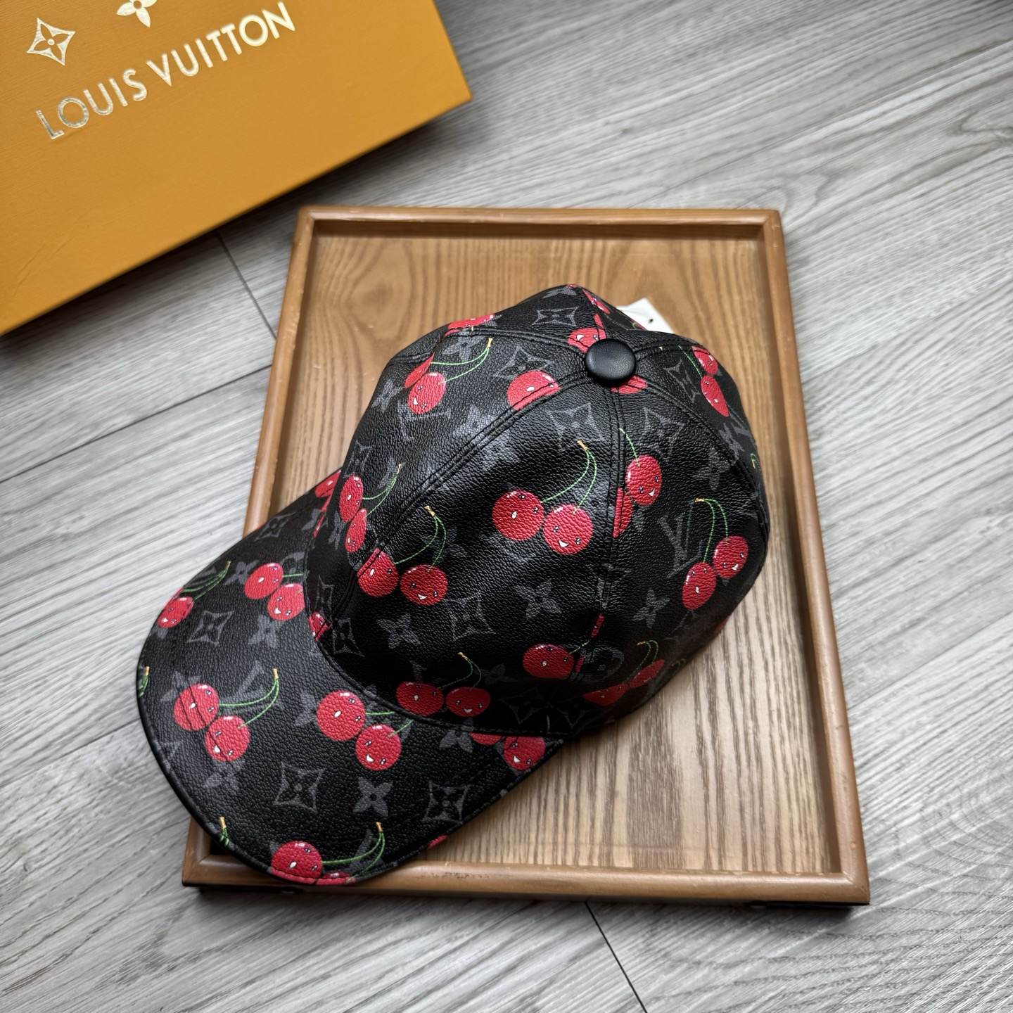 🌹。L家。【超A品质】最新款！时尚潮流，高端做工！每一个帽子都是用心之作！牛津材质！头层牛皮！配盒子、防