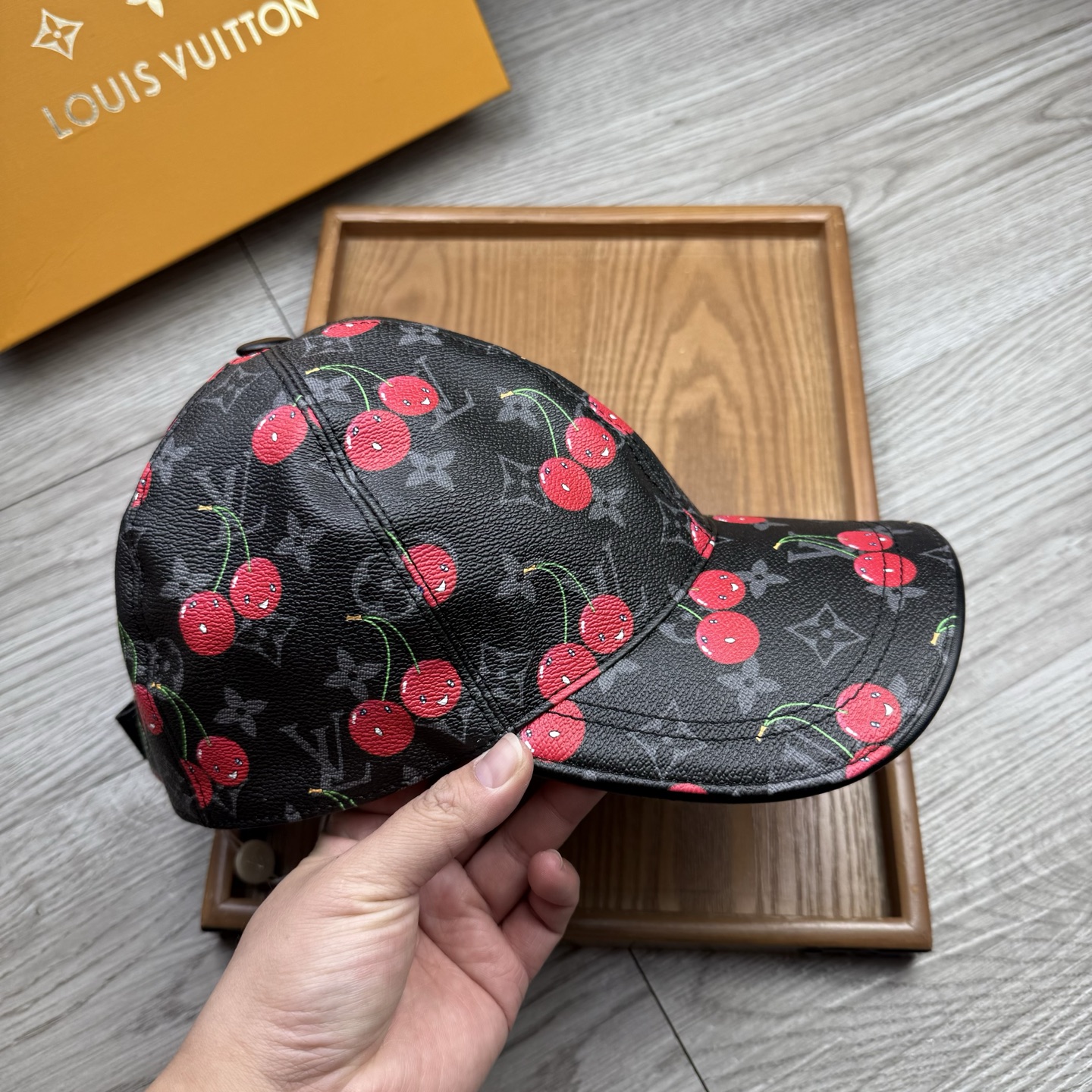 🌹。L家。【超A品质】最新款！时尚潮流，高端做工！每一个帽子都是用心之作！牛津材质！头层牛皮！配盒子、防