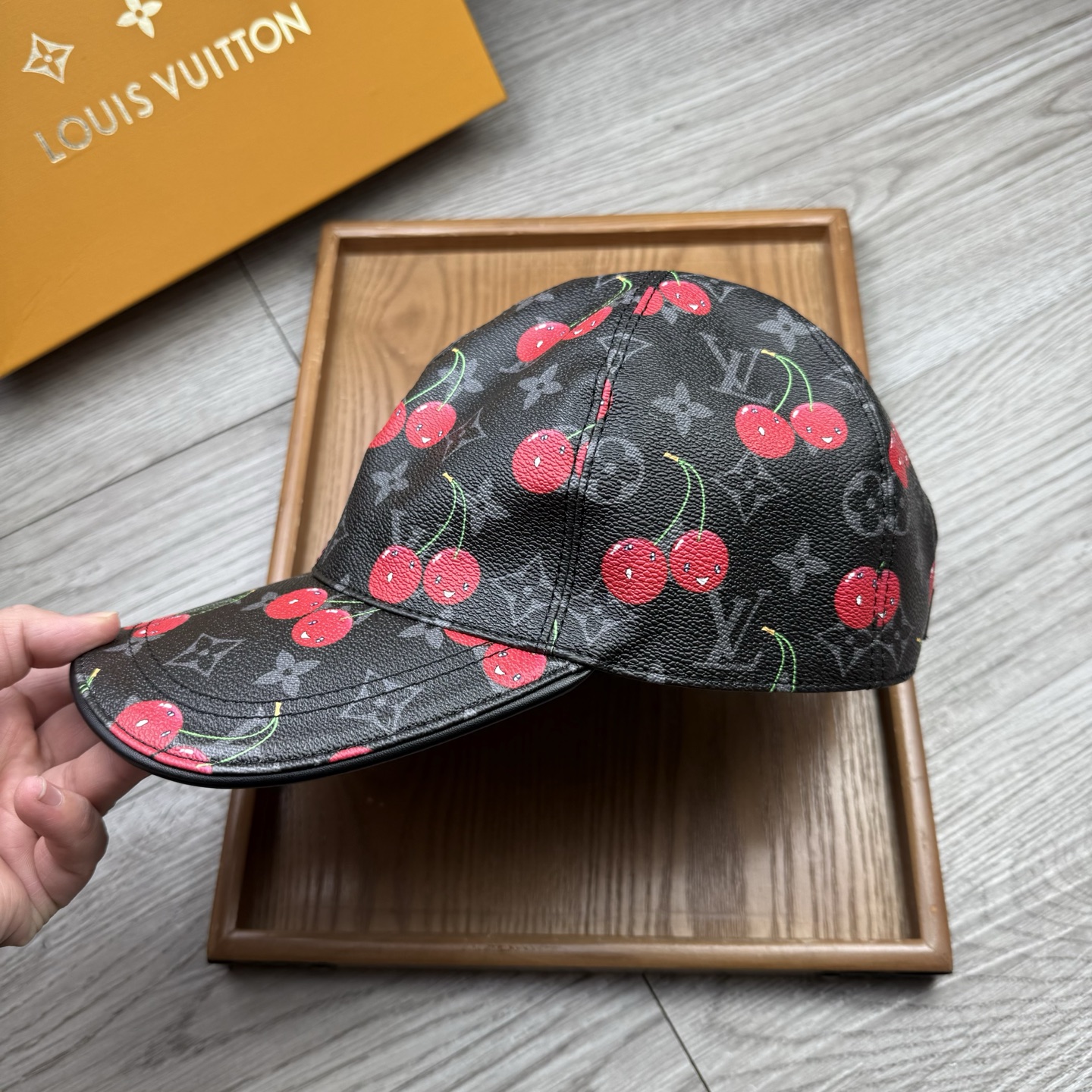 🌹。L家。【超A品质】最新款！时尚潮流，高端做工！每一个帽子都是用心之作！牛津材质！头层牛皮！配盒子、防