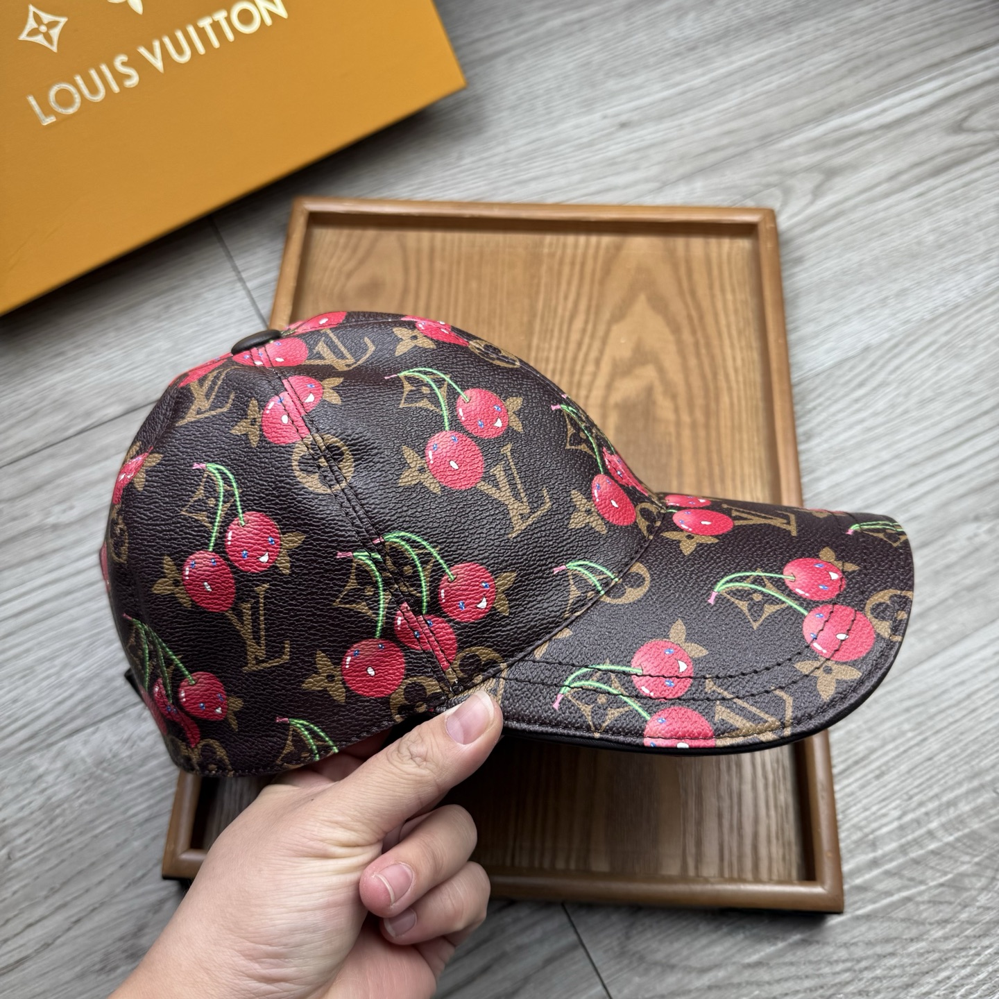 🌹。L家。【超A品质】最新款！时尚潮流，高端做工！每一个帽子都是用心之作！牛津材质！头层牛皮！配盒子、防