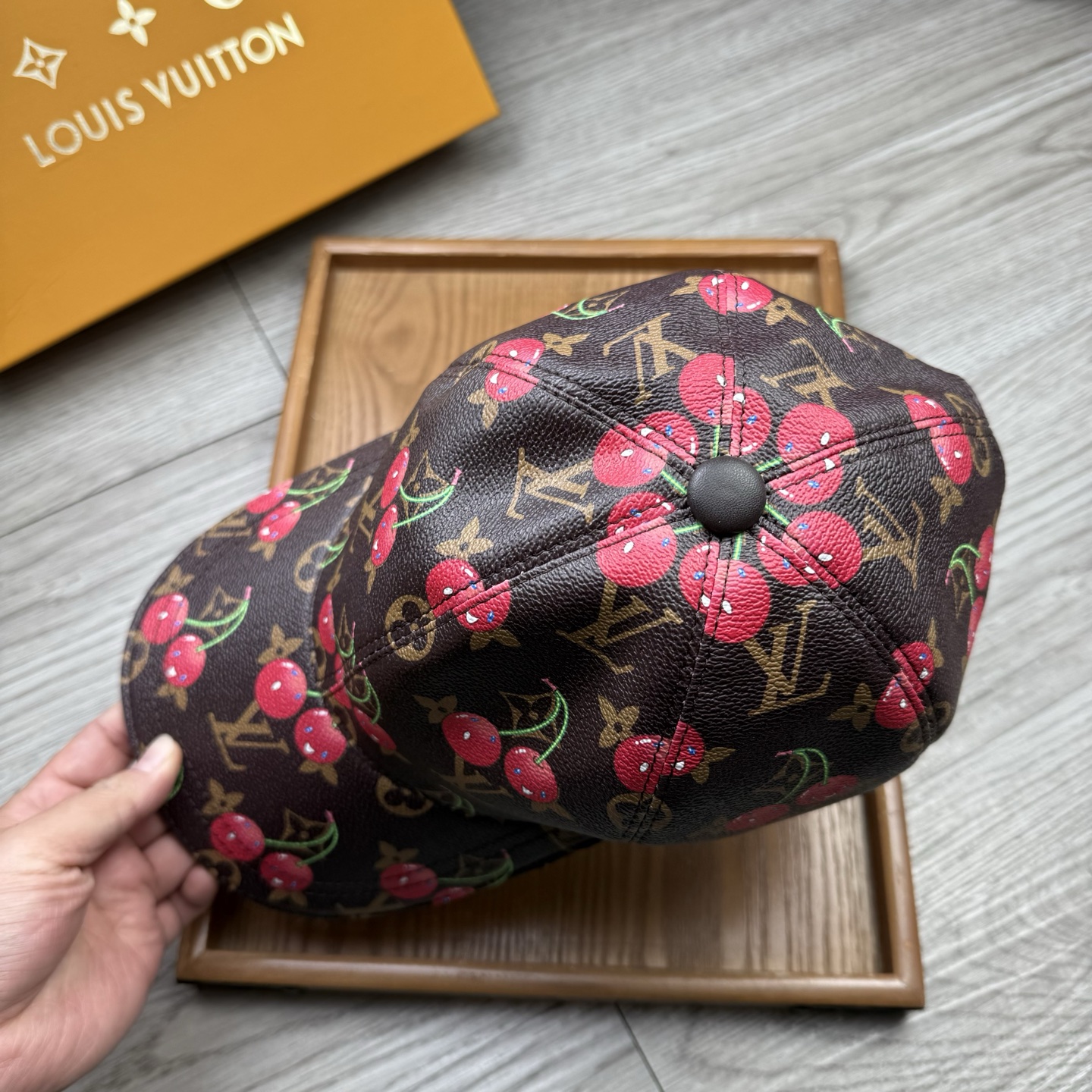 🌹。L家。【超A品质】最新款！时尚潮流，高端做工！每一个帽子都是用心之作！牛津材质！头层牛皮！配盒子、防