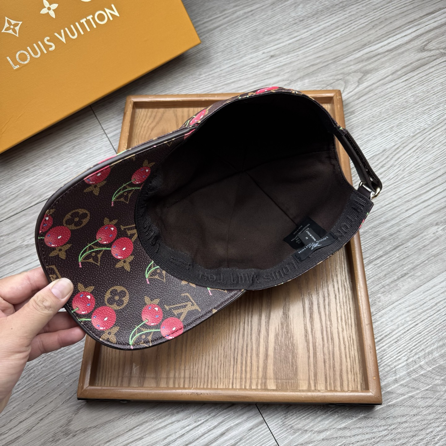 🌹。L家。【超A品质】最新款！时尚潮流，高端做工！每一个帽子都是用心之作！牛津材质！头层牛皮！配盒子、防