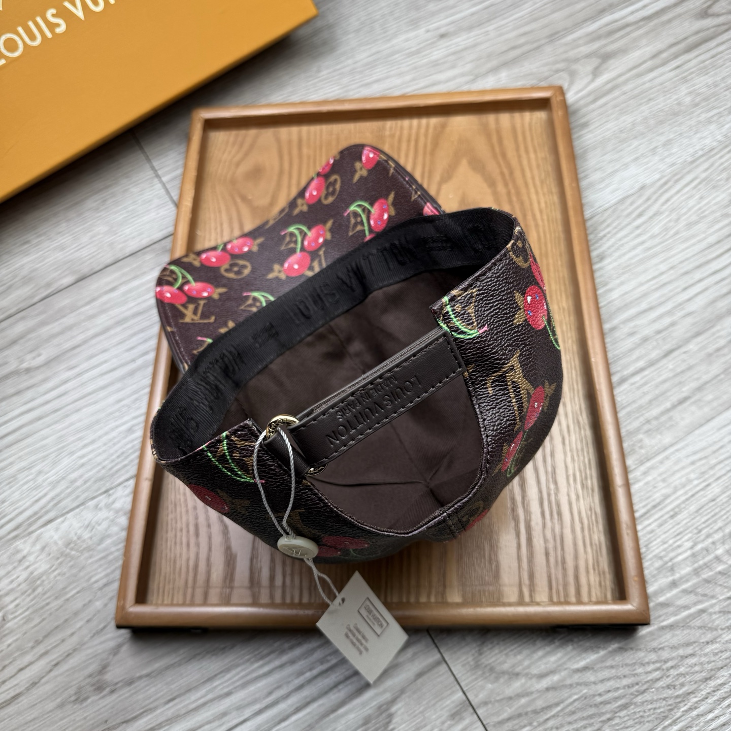 🌹。L家。【超A品质】最新款！时尚潮流，高端做工！每一个帽子都是用心之作！牛津材质！头层牛皮！配盒子、防