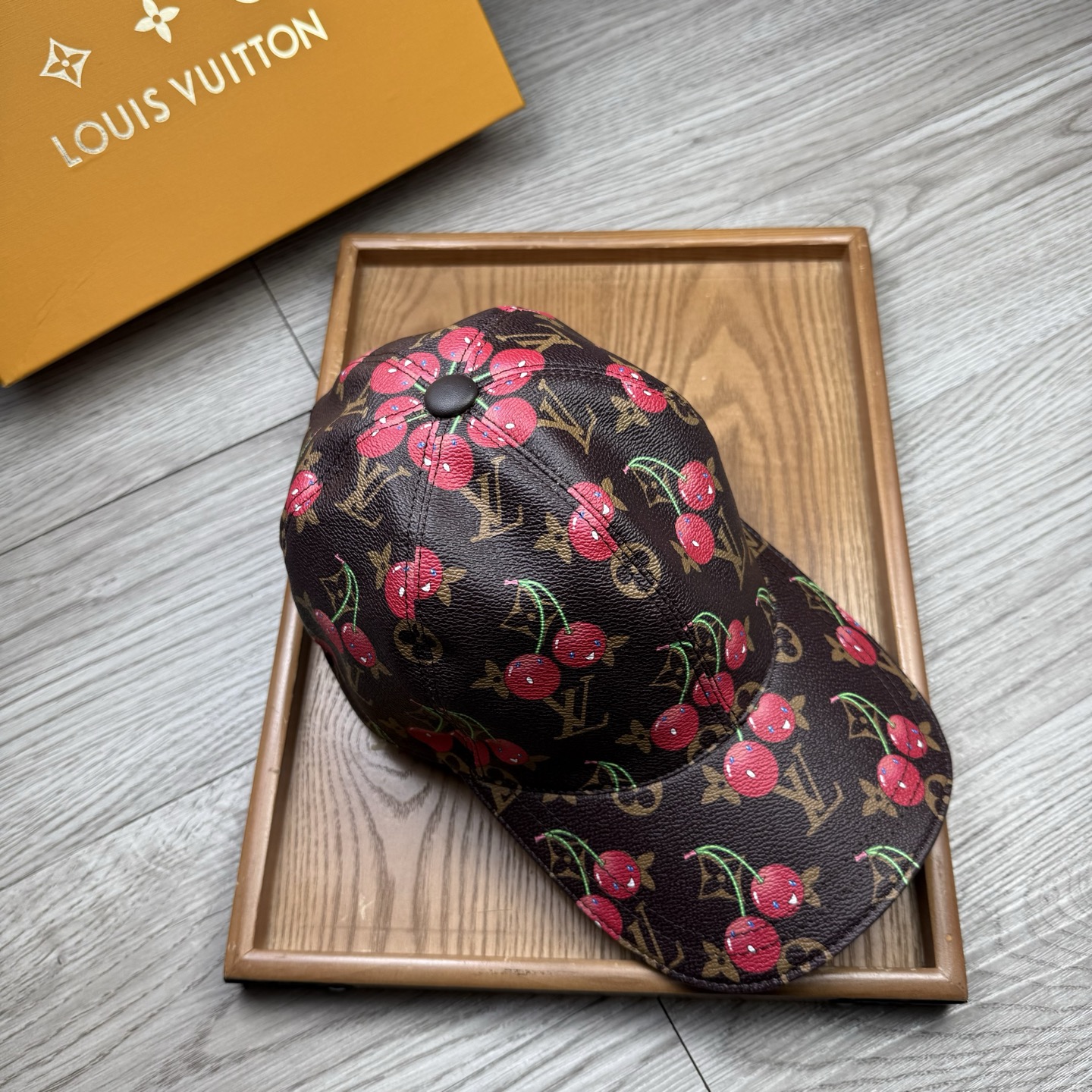 🌹。L家。【超A品质】最新款！时尚潮流，高端做工！每一个帽子都是用心之作！牛津材质！头层牛皮！配盒子、防