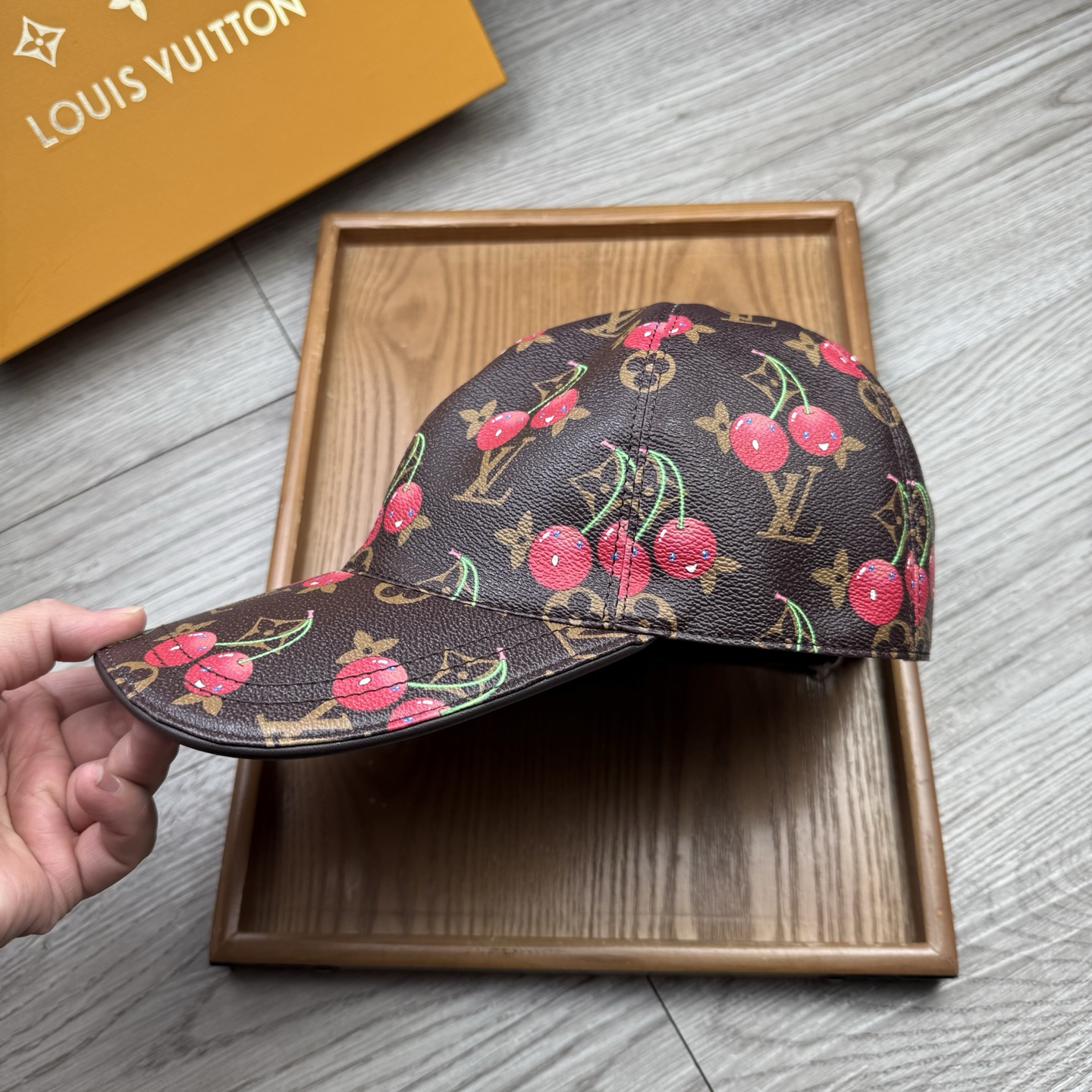 🌹。L家。【超A品质】最新款！时尚潮流，高端做工！每一个帽子都是用心之作！牛津材质！头层牛皮！配盒子、防