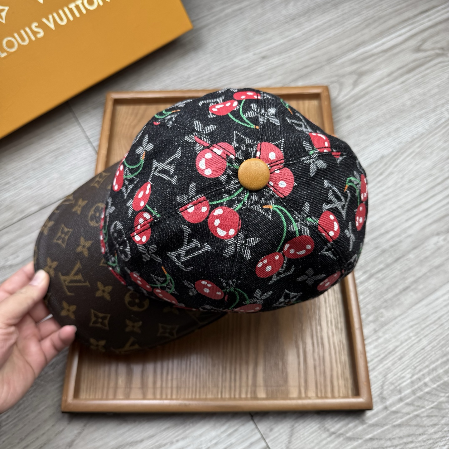 🌹。L家。牛仔➕老花皮沿樱桃🍒【超A品质】最新款！时尚潮流，高端做工！每一个帽子都是用心之作！牛津材质！