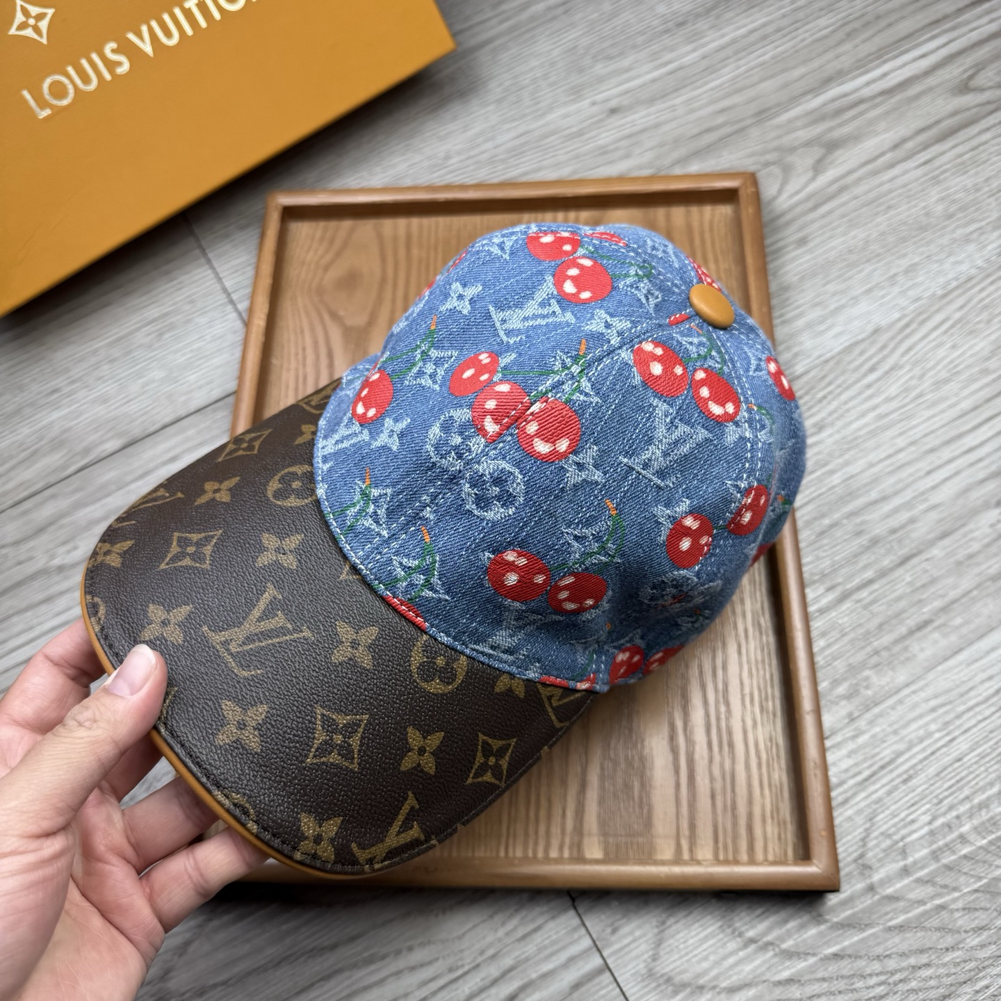 🌹。L家。牛仔➕老花皮沿樱桃🍒【超A品质】最新款！时尚潮流，高端做工！每一个帽子都是用心之作！牛津材质！