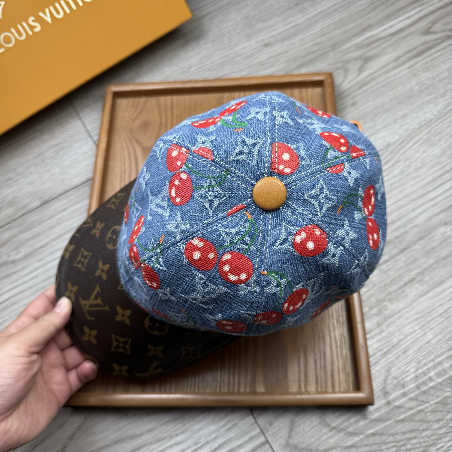 🌹。L家。牛仔➕老花皮沿樱桃🍒【超A品质】最新款！时尚潮流，高端做工！每一个帽子都是用心之作！牛津材质！