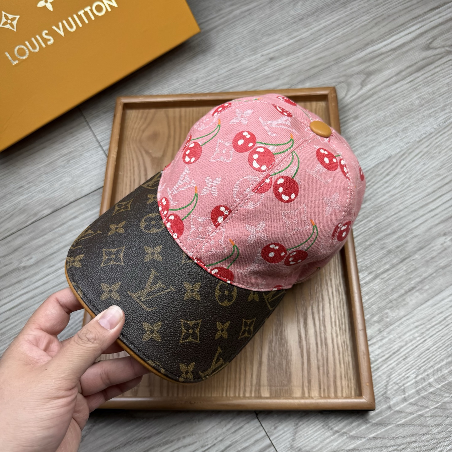 🌹。L家。牛仔➕老花皮沿樱桃🍒【超A品质】最新款！时尚潮流，高端做工！每一个帽子都是用心之作！牛津材质！