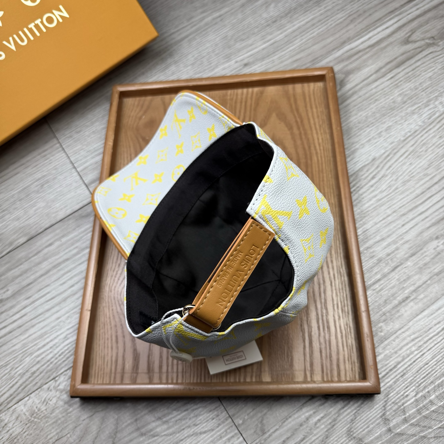 🌹。L家。皮帽印花【超A品质】最新款！时尚潮流，高端做工！每一个帽子都是用心之作！牛津材质！头层牛皮！配