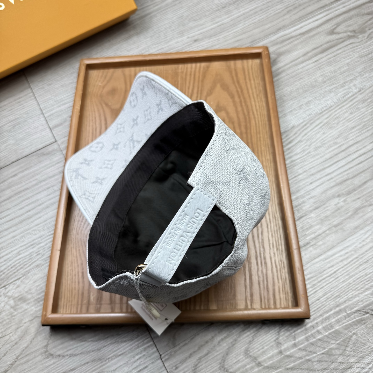 🌹。L家。皮帽印花【超A品质】最新款！时尚潮流，高端做工！每一个帽子都是用心之作！牛津材质！头层牛皮！配