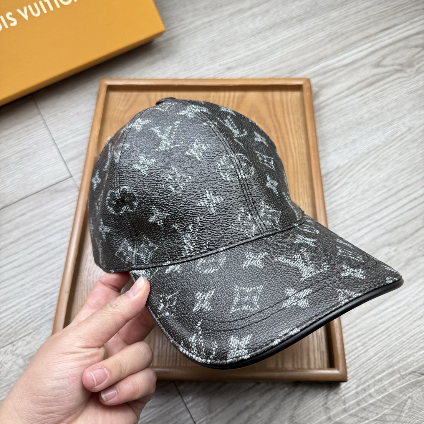 🌹。L家。皮帽印花【超A品质】最新款！时尚潮流，高端做工！每一个帽子都是用心之作！牛津材质！头层牛皮！配