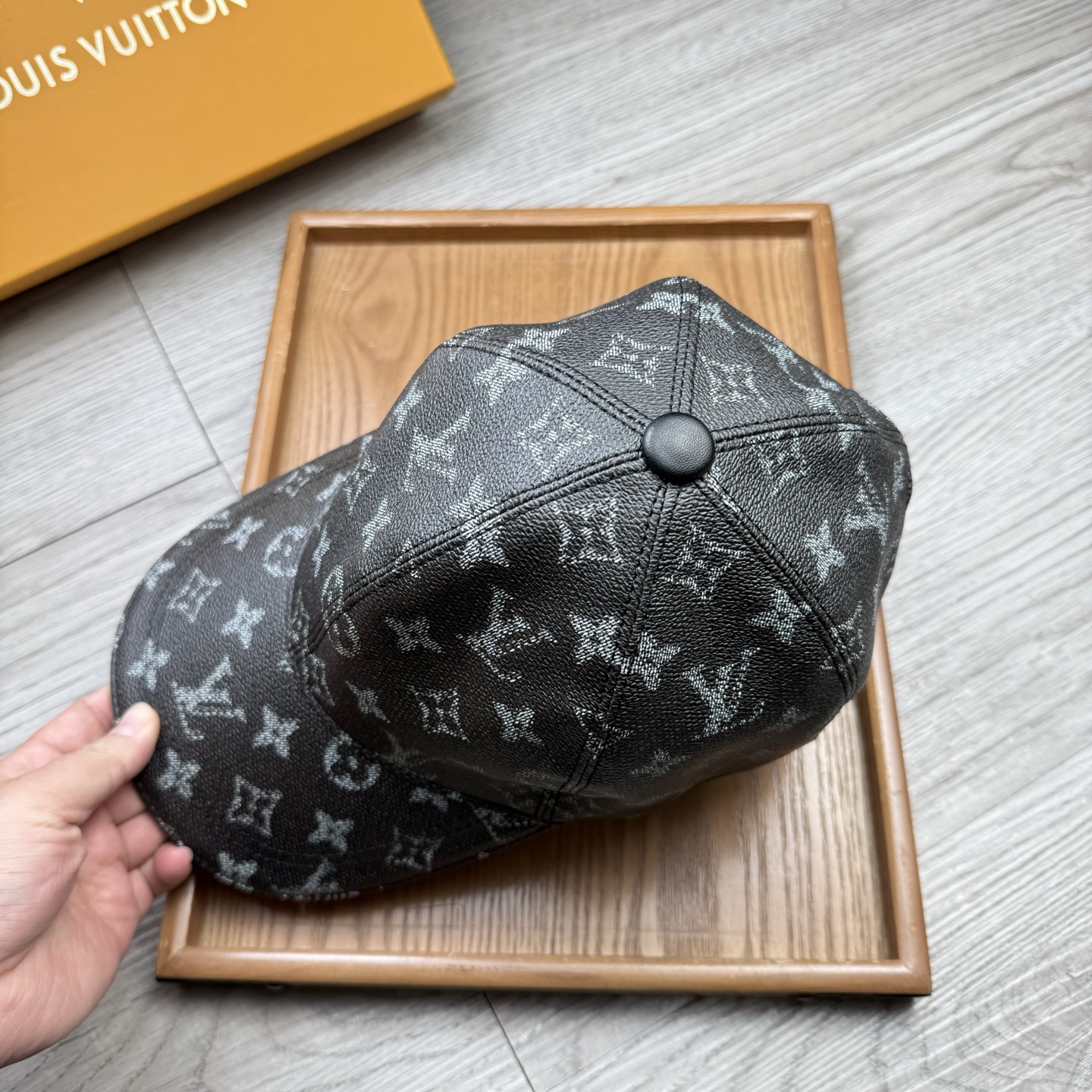 🌹。L家。皮帽印花【超A品质】最新款！时尚潮流，高端做工！每一个帽子都是用心之作！牛津材质！头层牛皮！配