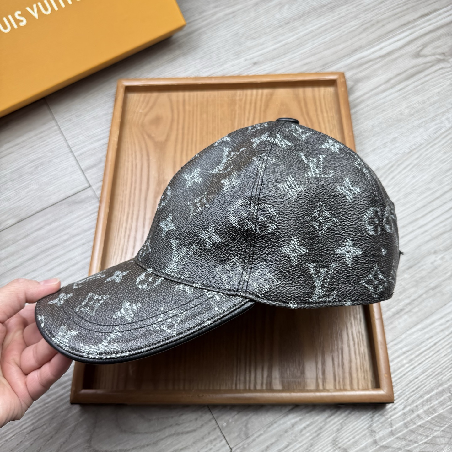 🌹。L家。皮帽印花【超A品质】最新款！时尚潮流，高端做工！每一个帽子都是用心之作！牛津材质！头层牛皮！配