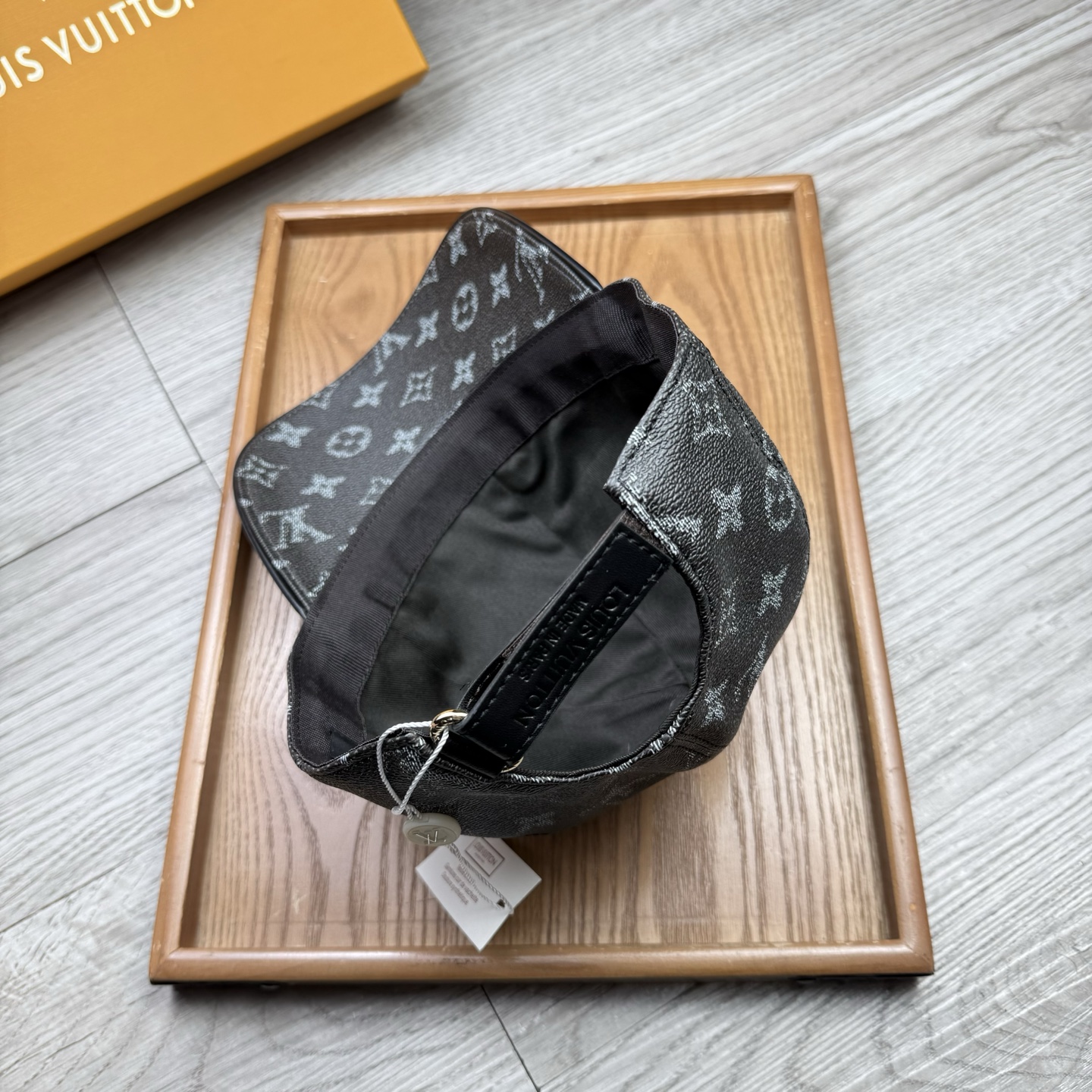 🌹。L家。皮帽印花【超A品质】最新款！时尚潮流，高端做工！每一个帽子都是用心之作！牛津材质！头层牛皮！配