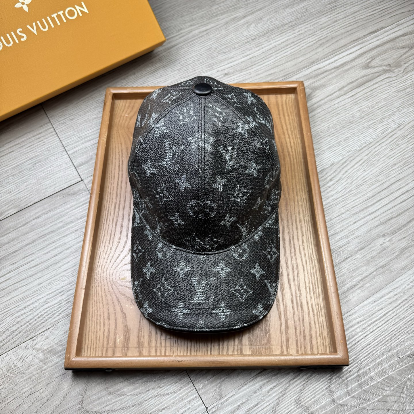 🌹。L家。皮帽印花【超A品质】最新款！时尚潮流，高端做工！每一个帽子都是用心之作！牛津材质！头层牛皮！配