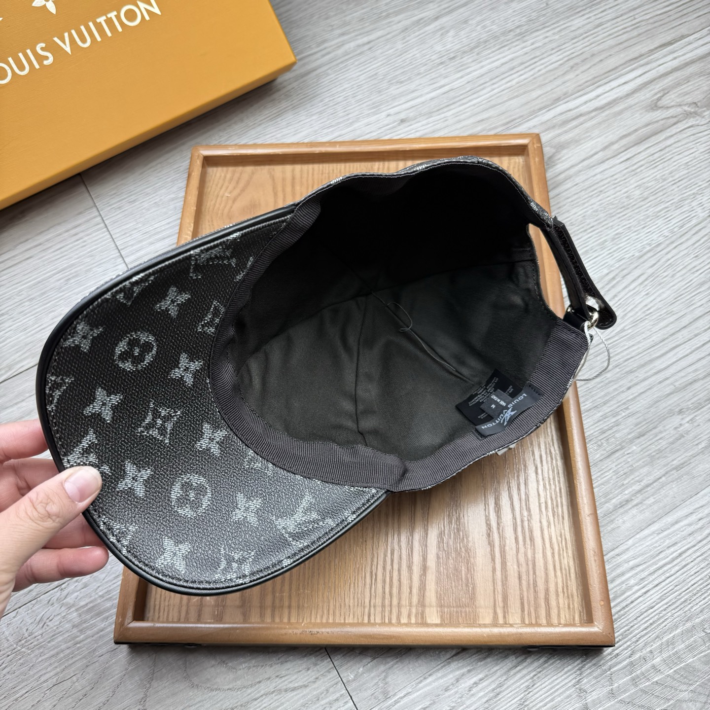 🌹。L家。皮帽印花【超A品质】最新款！时尚潮流，高端做工！每一个帽子都是用心之作！牛津材质！头层牛皮！配