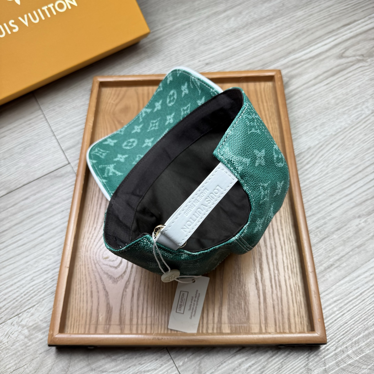 🌹。L家。皮帽印花【超A品质】最新款！时尚潮流，高端做工！每一个帽子都是用心之作！牛津材质！头层牛皮！配