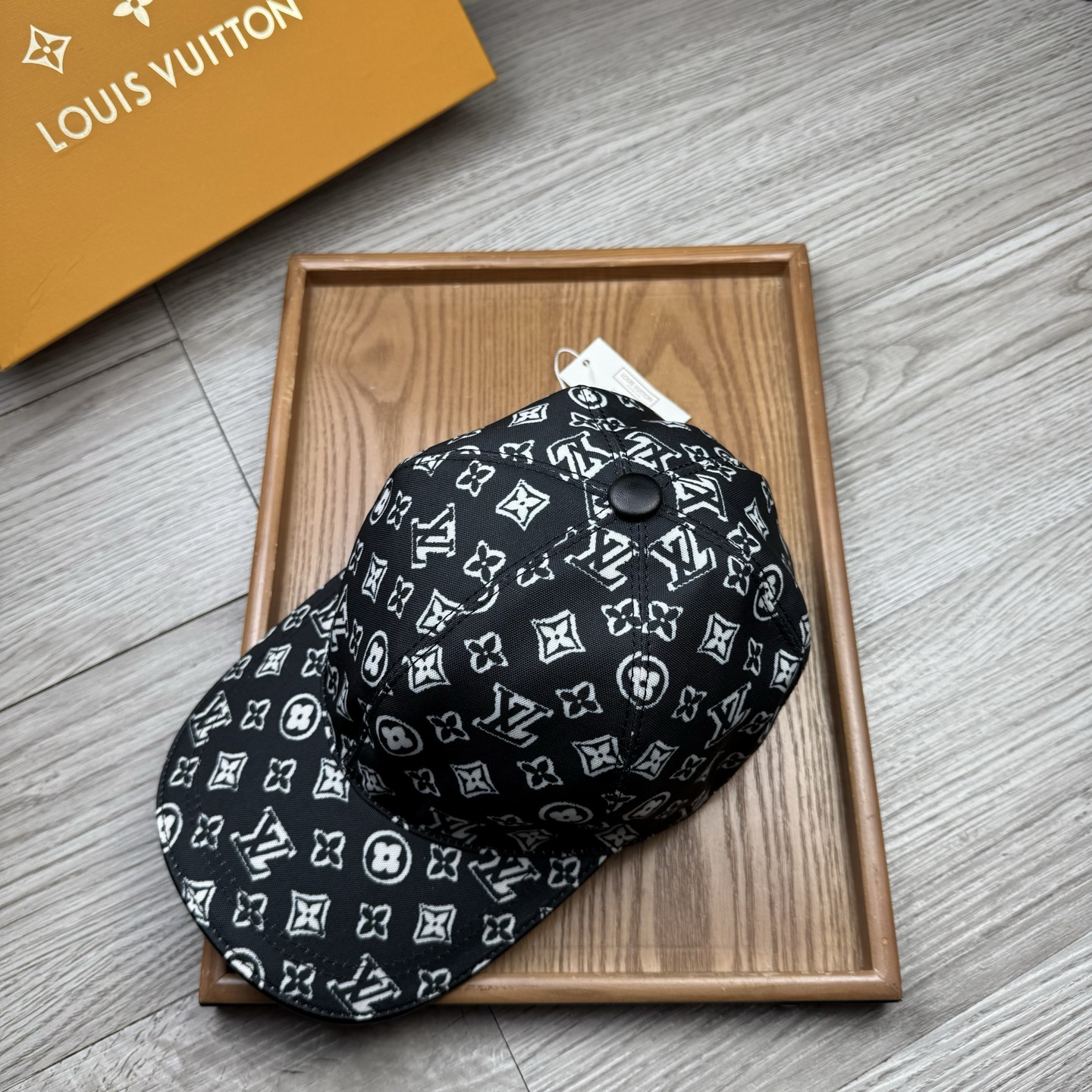 🌹。L家。重影印花【超A品质】最新款！时尚潮流，高端做工！每一个帽子都是用心之作！牛津材质！头层牛皮！配