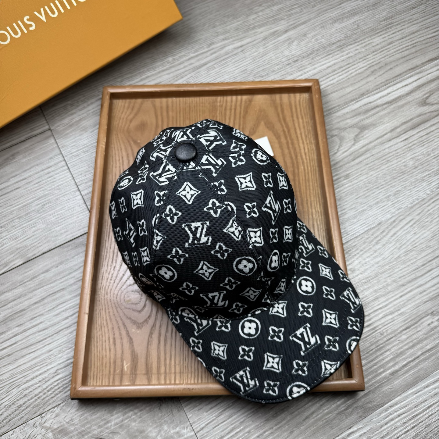 🌹。L家。重影印花【超A品质】最新款！时尚潮流，高端做工！每一个帽子都是用心之作！牛津材质！头层牛皮！配