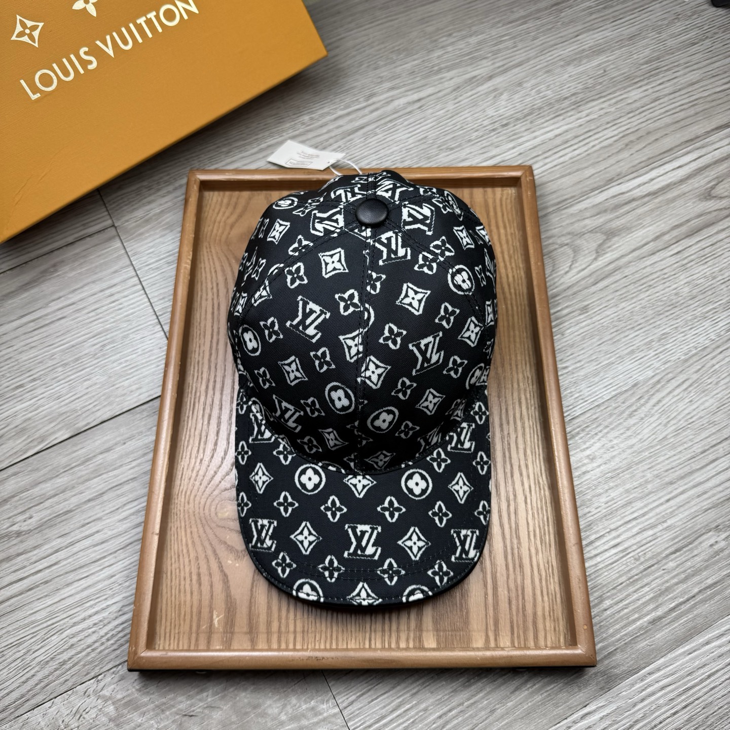 🌹。L家。重影印花【超A品质】最新款！时尚潮流，高端做工！每一个帽子都是用心之作！牛津材质！头层牛皮！配