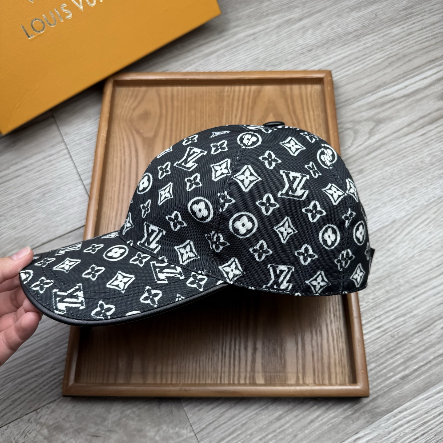 🌹。L家。重影印花【超A品质】最新款！时尚潮流，高端做工！每一个帽子都是用心之作！牛津材质！头层牛皮！配