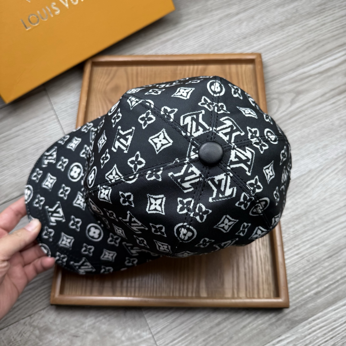 🌹。L家。重影印花【超A品质】最新款！时尚潮流，高端做工！每一个帽子都是用心之作！牛津材质！头层牛皮！配