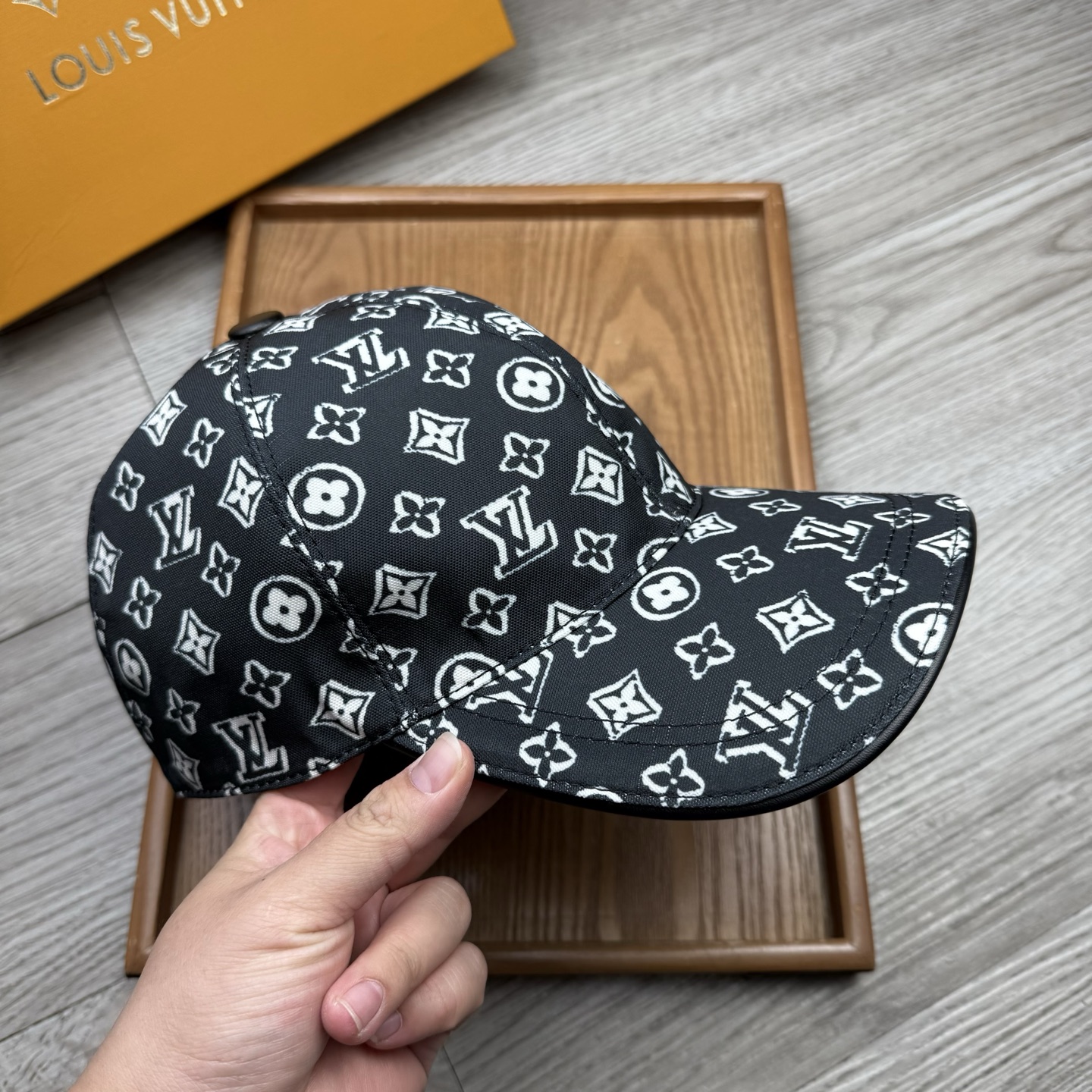 🌹。L家。重影印花【超A品质】最新款！时尚潮流，高端做工！每一个帽子都是用心之作！牛津材质！头层牛皮！配